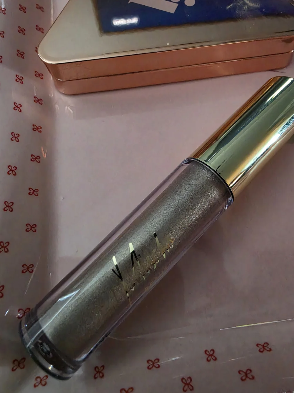 2 Pack: 1 Eyeshadow Palette & 1 Liquid Eyeshaow